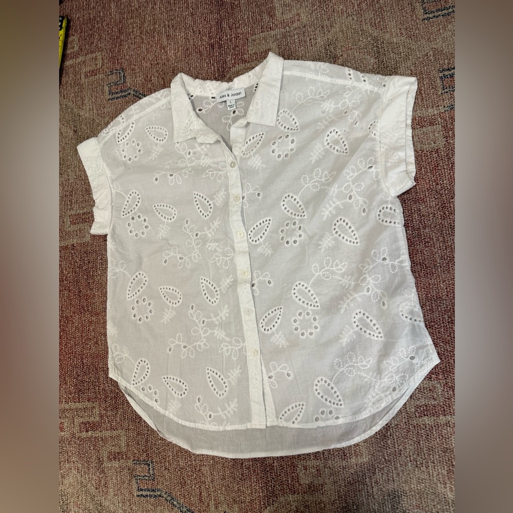 Alex & Jordan white paisely design eyelet button down shirt sleeve top sz lg